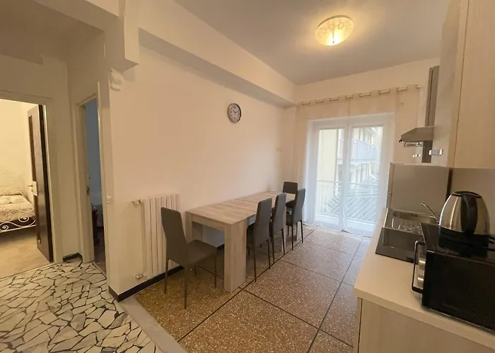 Airaldi8 - Trilocale Nel Budello Ampio E Soleggiato 50 M Dal Mare Alassio