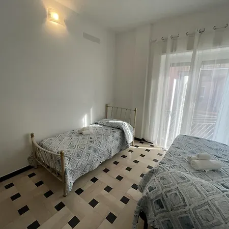 Airaldi8 - Trilocale Nel Budello Ampio E Soleggiato 50 M Dal Mare Apartment